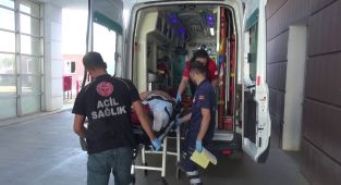 Motosiklet ile otomobil çarpıştı: 1 yaralı - Videolu Haber