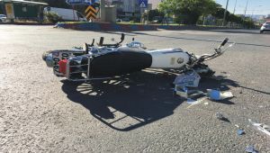 Motosiklet ile otomobil çarpıştı: 2 ağır yaralı