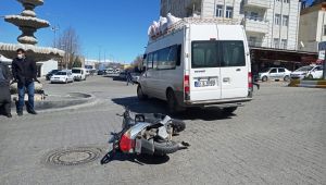 Motosiklet ile yolcu minibüsü çarpıştı: 2 yaralı