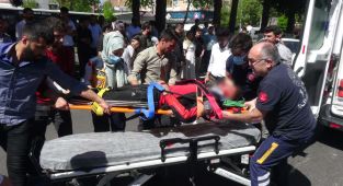 Motosiklet yayaya çarptı: 2 yaralı - Videolu Haber
