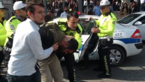 Motosikleti Sürücüsü Polislere Saldırdı: 2 Gözaltı - Videolu Haber