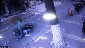 Motosikletin çocuğa çarpma anı güvenlik kamerasınca görüntülendi - Videolu Haber