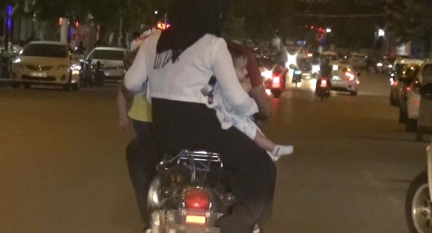 Motosikletle 5 Kişilik Tehlikeli Yolculuk