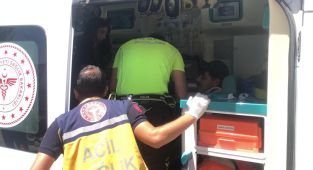 Motosikletler otomobil ile çarpıştı: 1 yaralı - Videolu Haber