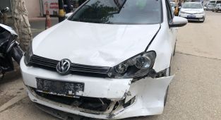 Motosikletler otomobile çarptı: 3 yaralı