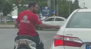 Motosikletli genç otomobildeki çocuklarla nohutunu paylaştı - Videolu Haber