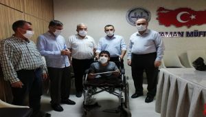 Müftülükden engelli öğrenciye bilgisayar hediyesi
