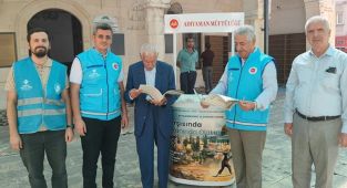 Müftülükten vatandaşlara 'Geçerken' hediye