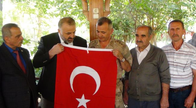 Muhtarlar, Alay Komutanına Türk Bayrağı Hediye Etti - Videolu Haber