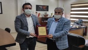 Muhtarlardan Başhekim Dost’a teşekkür plaketi