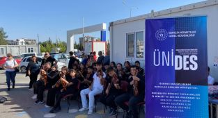 'Müzikle Umut' projesiyle konteyner kentte keman ezgileri yankılandı