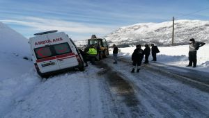 Nakil hasta taşırken kara saplanan ambulans, iş makinesi ile kurtarıldı