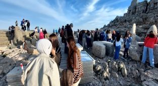Nemrut Dağı'na turist yoğunluğu devam ediyor - Videolu Haber