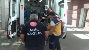 Odun keserken baltayla eline vurdu