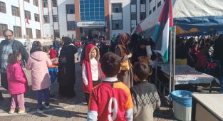 Öğrenci ve velilerden Filistin’e destek kermesi
