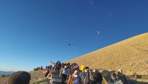 Öğrenciler Nemrut Dağı’nı uçurtmalarla şenlendirdi