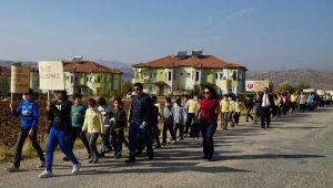 Öğrencilerden Lösemili Çocuklara Maskeli Destek Yürüyüşü