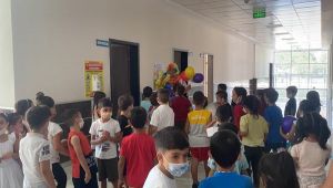 Öğrencilerini palyaço kıyafeti giyerek karşıladı