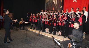Öğretmenler Korosu izleyicisinden büyük beğeni aldı