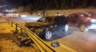 Orta refüje çarparak durabildi