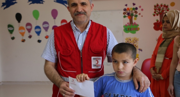 Otizmli Öğrenciler Harçlıklarını Türk Kızılay'ına Bağışladı