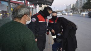 Otobüs durağında unutulan çanta sahibine teslim edildi - Videolu Haber