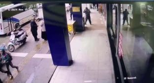 Otobüsün yaşlı adama çarpma anı güvenlik kamerasına yansıdı - Videolu Haber