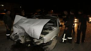 Otomobil Aydınlatma Direğine Çarparak Devrildi: 2 Yaralı - Videolu Haber