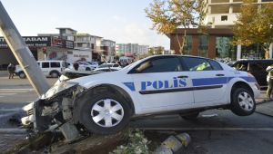 Otomobil ile ekip aracı çarpıştı: 2 polis yaralı - Videolu Haber