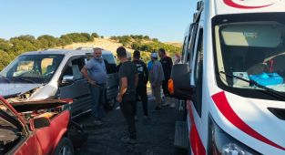 Otomobil ile hafif ticari araç çarpıştı: 2 yaralı