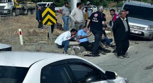 Otomobil ile hafif ticari araç çarpıştı: 8 yaralı