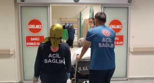 Otomobil ile motosiklet çarpıştı: 2 yaralı - Videolu Haber