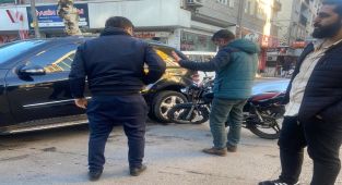Otomobil ile motosiklet çarpıştı