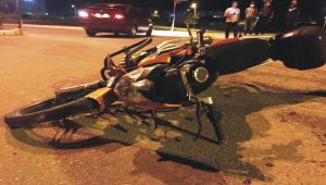 Otomobil ile motosikletin çarpıştı: 1'i ağır, 2 yaralı