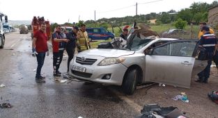 Otomobil ile TIR çarpıştı: 2 ölü, 3 yaralı