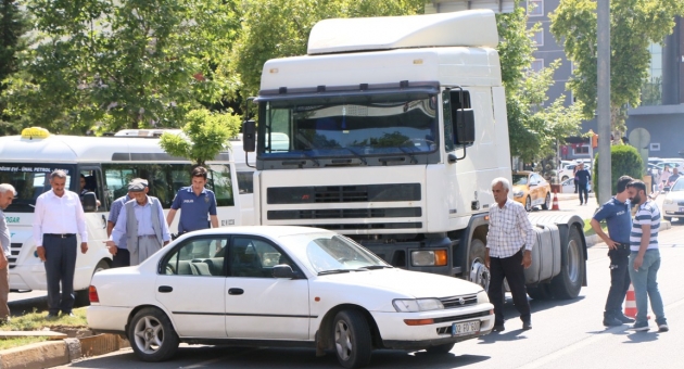 Otomobil İle TIR Çarpıştı: 2 Yaralı