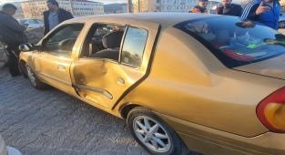Otomobil ile yolcu minibüsü çarpıştı: 3 yaralı