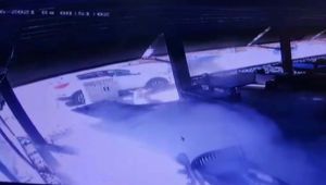 Otomobil kaldırımdaki yayalara çarptı: 6 yaralı - Videolu Haber