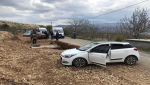 Otomobil kazılan çukura düştü: 2 yaralı