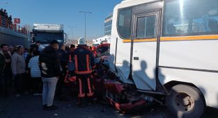 Otomobil, midibüse çarptı: 2 yaralı - Videolu Haber