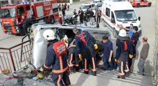 Otomobil okul bahçesine yuvarlandı: 2 yaralı - Videolu Haber