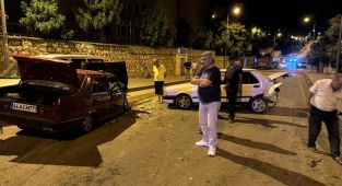 Otomobil park halindeki araçlara çarptı: 4 yaralı - Videolu Haber