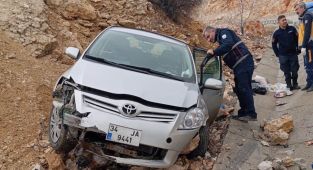 Otomobil şarampole devrildi: 3 yaralı