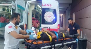 Otomobil şarampole uçtu: 2 yaralı - Videolu Haber