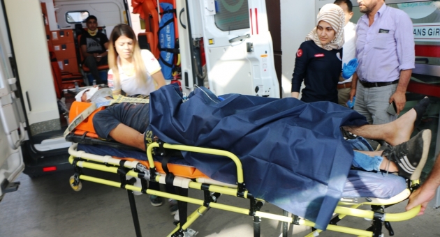 Otomobil Takla Atarak Şarampole Yuvarlandı: 4 Yaralı