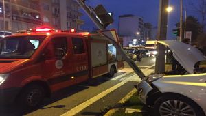 Otomobil trafik ışıklarına çarparak durabildi - Videolu Haber