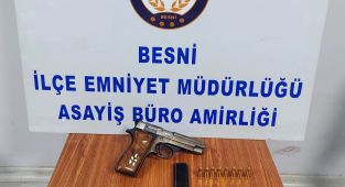 Otomobilde çıkan ruhsatsız tabancaya 2 gözaltı