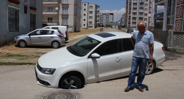 Otomobili Çöken Yola Düşen Sürücü Şok Geçirdi