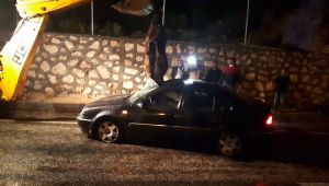 Otomobilin çarptığı at ön camdan içeri girdi, 2 kişi yaralandı - Videolu Haber