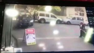 Otomobilin çarptığı motosiklet kazası kameralara yansıdı - Videolu Haber
